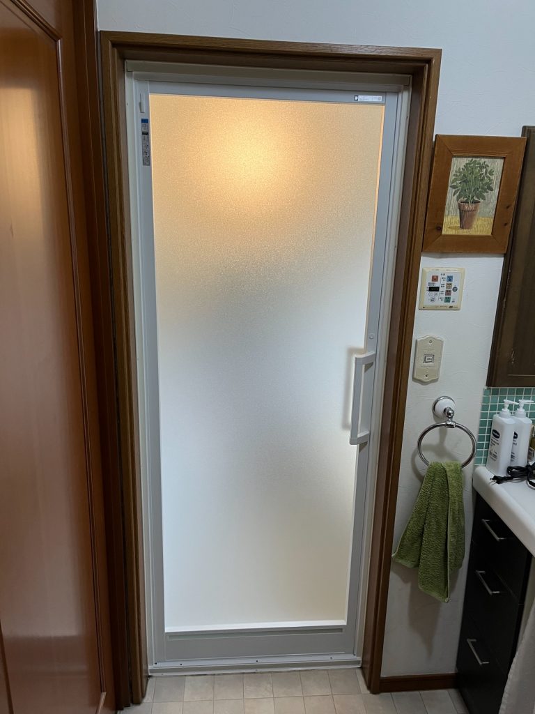 渋川市　浴室ドア交換　－リフォームモリハウスー