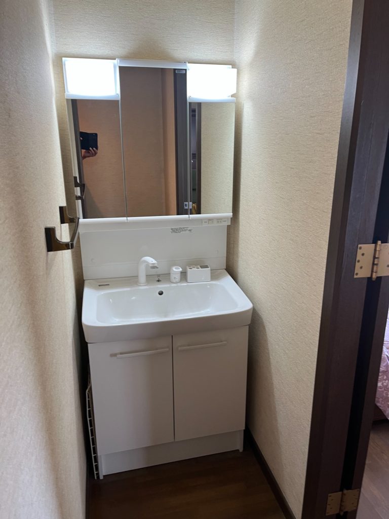 渋川市　2階洗面台工事　〈リクシル　オフト　三面鏡〉