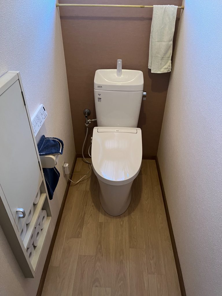 渋川市 トイレ交換工事〈LIXIL アメージュZ+シャワートイレKA31 手洗い付き 〉