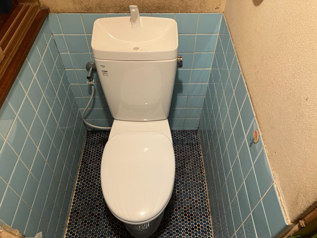 渋川市 トイレ交換工事〈LIXIL アメージュZ+大型前丸普通便座(着脱式) 手洗付〉