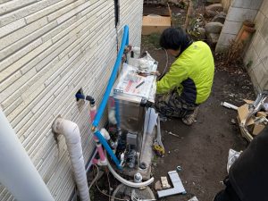 渋川市　石油給湯器交換・給湯管新設工事〈ノーリツ　石油給湯器　エコフィール　水道直圧式　フルオートタイプ　4万キロ　OTQ-C4706AYS　BL〉