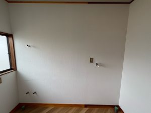 渋川市　洗面脱衣室工事〈LIXIL　洗面台　オフト　W750　三面鏡　開き戸〉