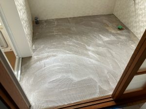 渋川市　洗面・脱衣室工事〈LIXIL　洗面台　オフト　W750　三面鏡　開き戸〉