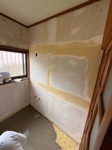 渋川市　洗面・脱衣室工事〈LIXIL　洗面台　オフト　W750　三面鏡　開き戸〉