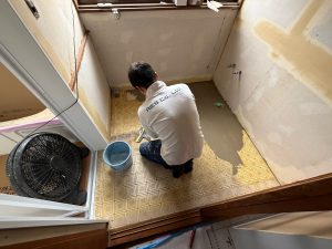 渋川市　洗面・脱衣室工事〈LIXIL　洗面台　オフト　W750　三面鏡　開き戸〉
