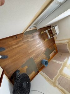 渋川市　洗面脱衣室工事〈LIXIL　洗面台　オフト　W750　三面鏡　開き戸〉