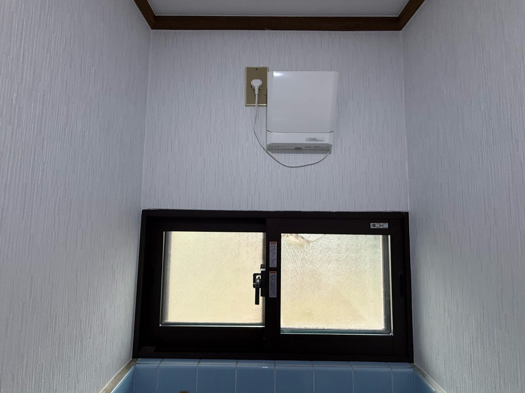 渋川市　トイレ内装工事〈LIXIL　インプラス　LoW-Eグリーン高遮熱透明　ガス入り〉