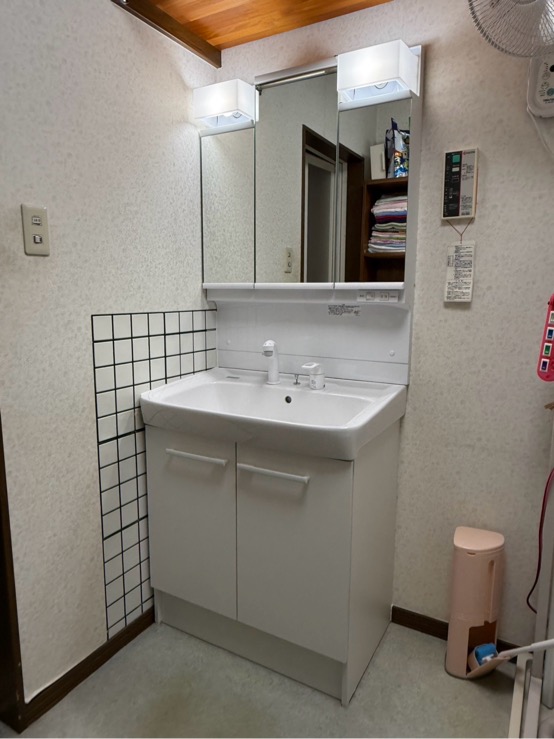 渋川市　１F・２F洗面台工事　〈LIXIL　オフト　W750　三面鏡〉