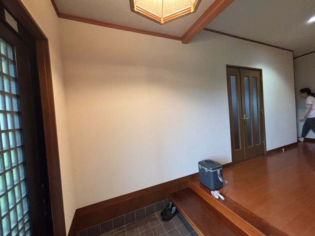 吉岡町　玄関ホール・廊下工事〈壁クロス貼替え〉