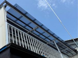 渋川市　ベランダ波板交換工事〈ポリカーボネート波板〉