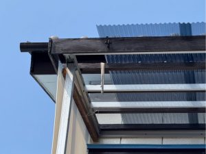 渋川市　ベランダ波板交換工事〈ポリカーボネート波板〉