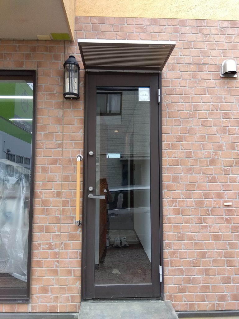 渋川市　店舗改装工事〈玄関工事〉