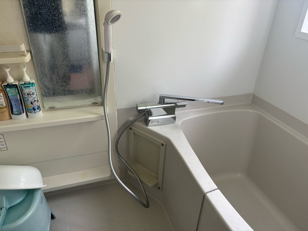 渋川市　浴室水栓工事〈TOTO　台付きサーモスタット混合水栓　TBV03424Z1　寒冷地用〉