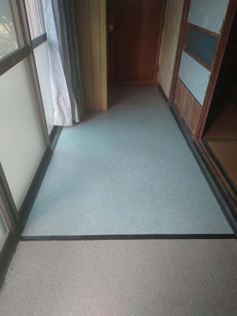 渋川市　広縁カーペット工事→クッションフロア貼替