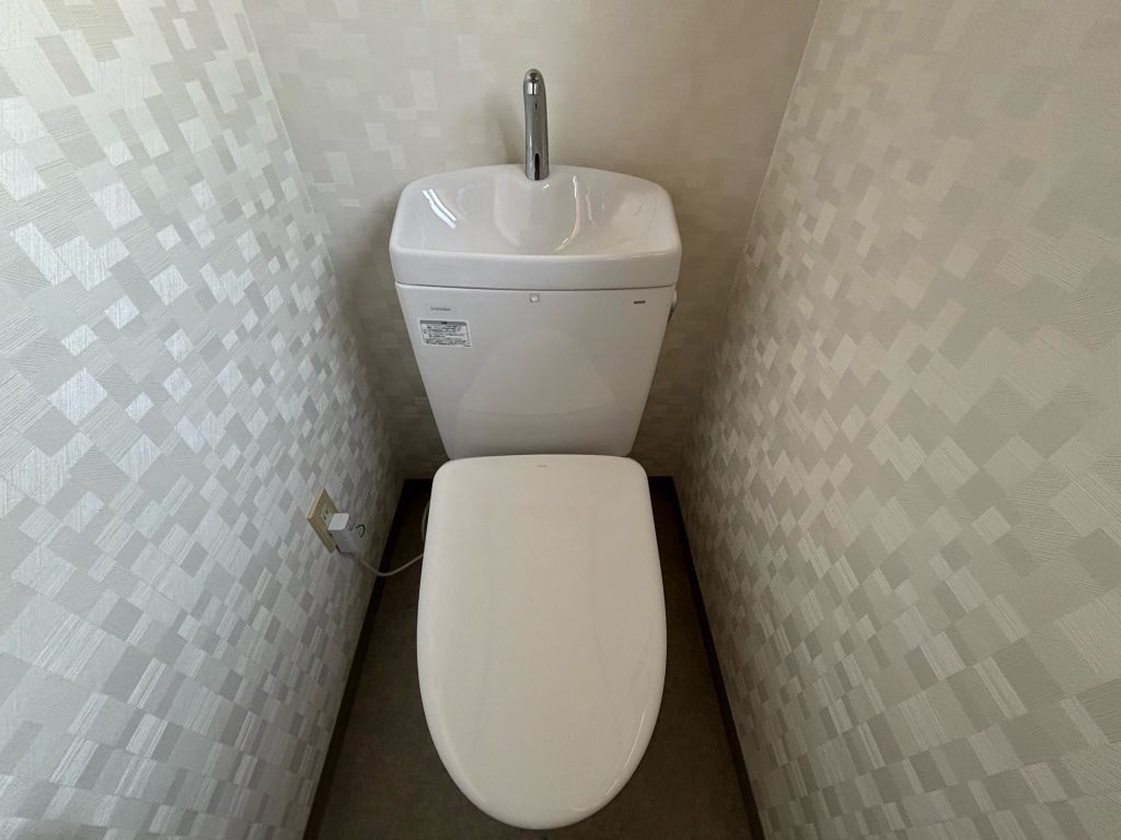 渋川市　2Fトイレ工事　〈TOTO　ピュアレストQR＋アプリコットF1A〉