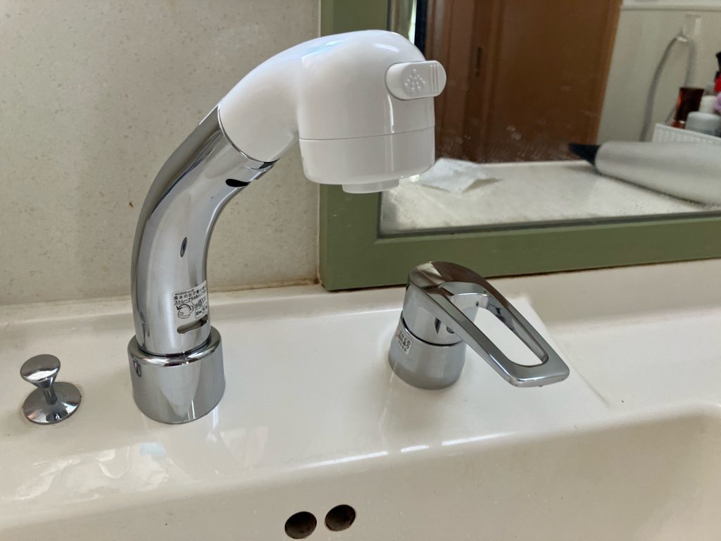 渋川市　洗面台水栓工事〈KVK シングル洗髪シャワー傾斜水栓〉