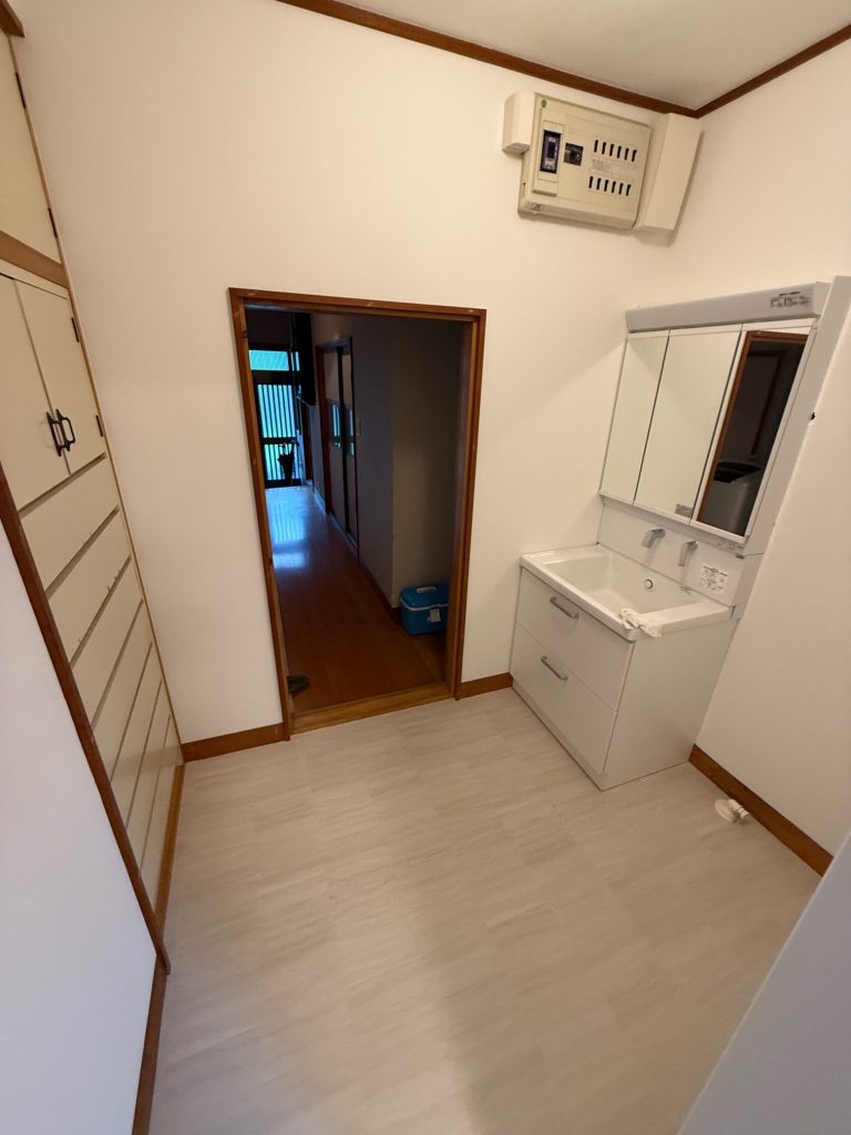 渋川市　洗面台工事〈TOTO　洗面台　サクア　W750　三面鏡〉