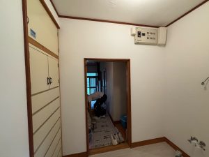 渋川市　洗面台工事〈TOTO　洗面台　サクア　W750　三面鏡〉