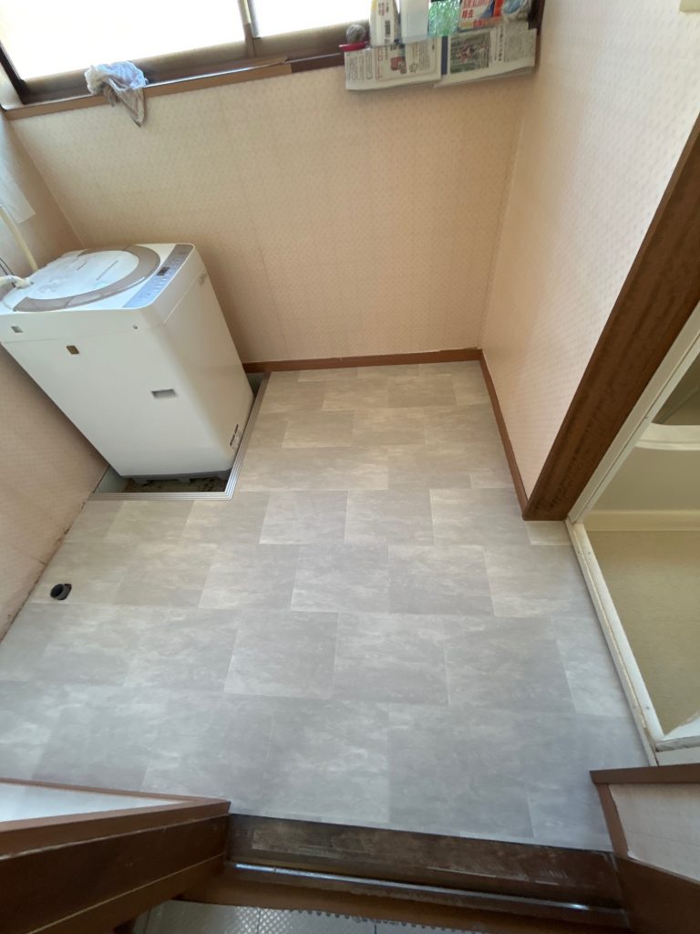 渋川市　脱衣室工事〈LIXIL　洗面台オフトW750一面鏡　開き戸ホワイト〉