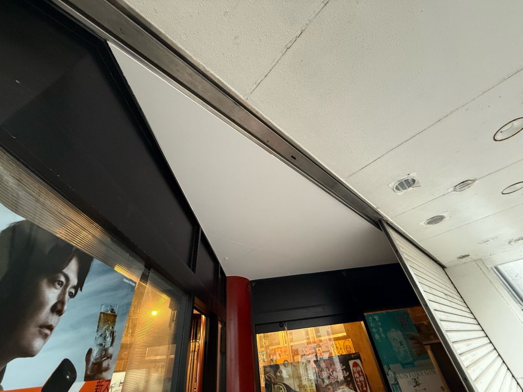 渋川市　店舗改修工事〈YKKap　横引きロール網戸〉