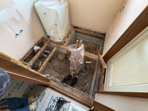 渋川市　脱衣室工事〈LIXIL　洗面台オフトW750一面鏡　開き戸ホワイト〉