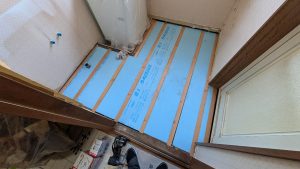 渋川市　脱衣室工事〈LIXIL　洗面台オフトW750一面鏡　開き戸ホワイト〉