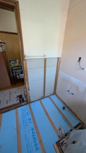 渋川市　脱衣室工事〈LIXIL　洗面台オフトW750一面鏡　開き戸ホワイト〉