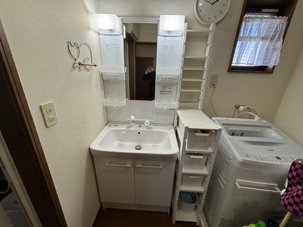 渋川市　洗面台工事〈LIXIL　オフト　一面鏡　W750　開き戸　ホワイト〉