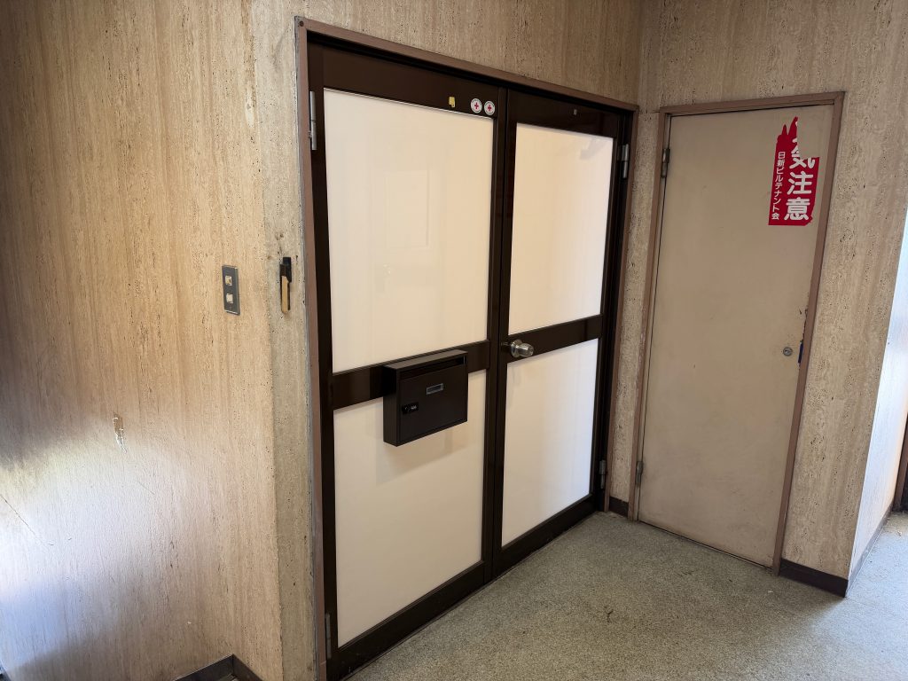 渋川市　店舗入口工事〈フィルム貼り　ホワイト不透明〉