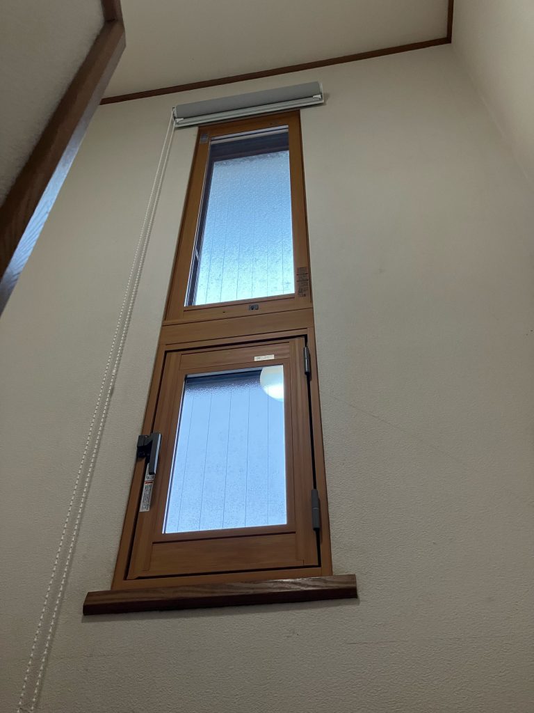 渋川市　内窓工事〈LIXIL　内窓　インプラス　階段室〉