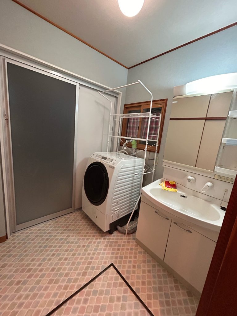 渋川市　脱衣室工事〈クロス貼替え〉