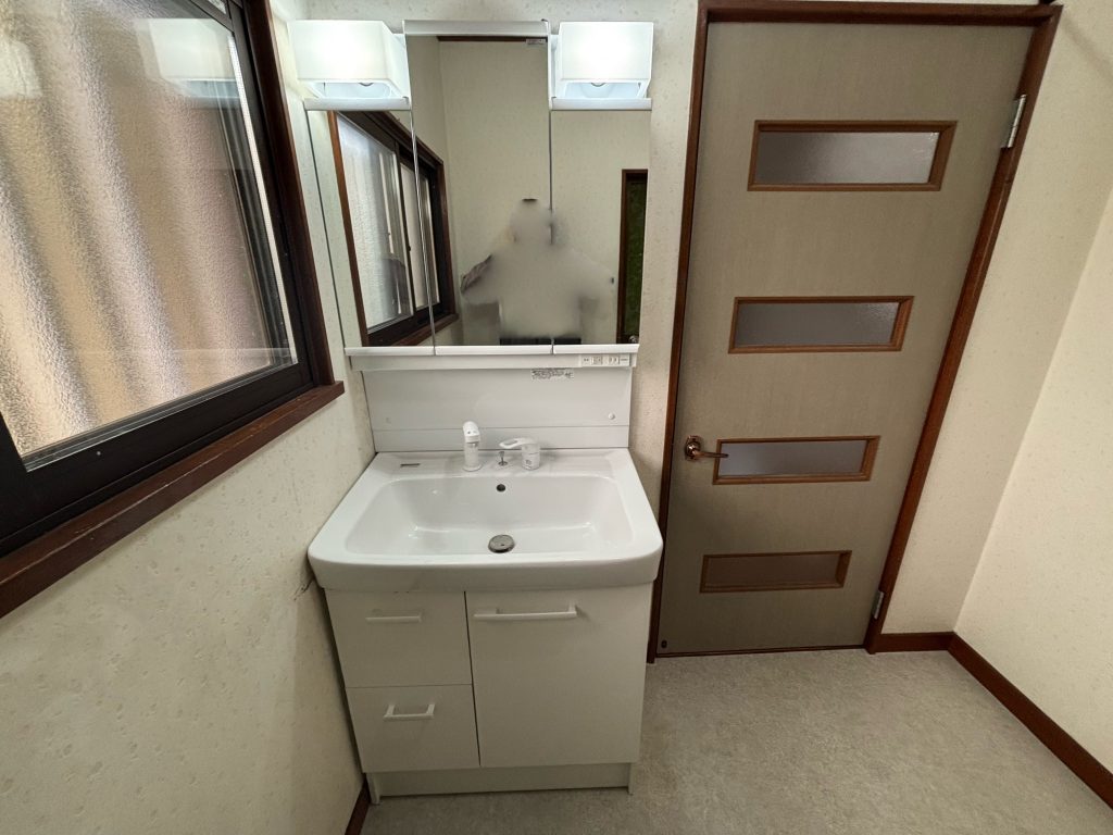 榛東村　洗面台工事〈LIXIL　洗面台　オフト三面鏡　2段引出し+開き戸タイプ〉