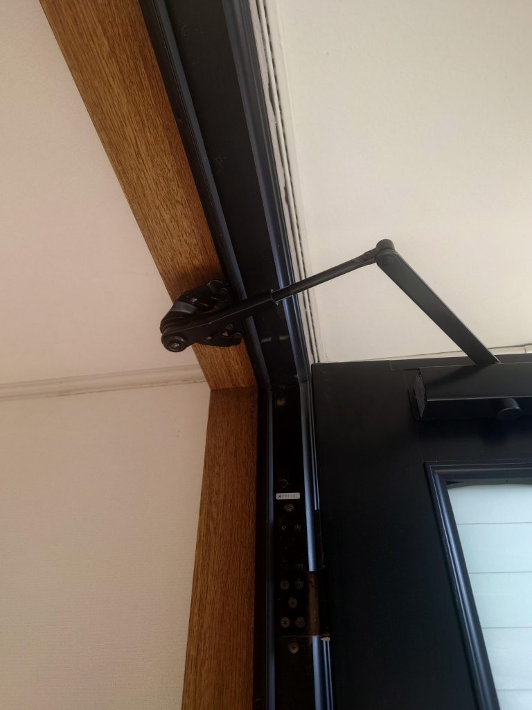 高崎市　ドアクローザー交換工事