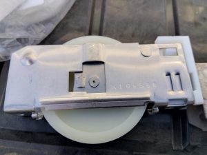 渋川市　玄関引戸戸車工事〈戸車交換〉