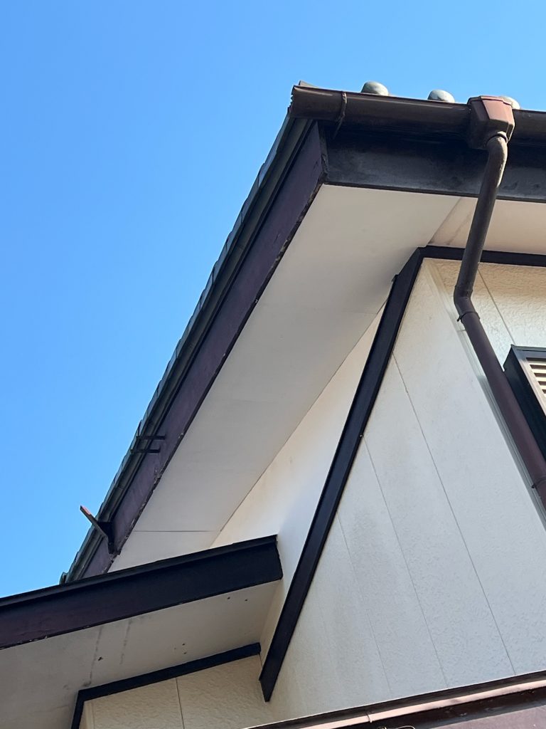 渋川市　軒天補修工事〈ケイカル板　塗装品〉
