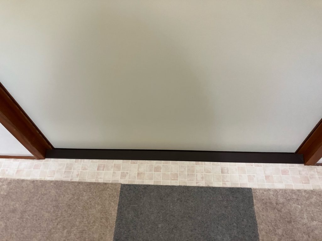 渋川市　トイレ入口への字見切り取付工事