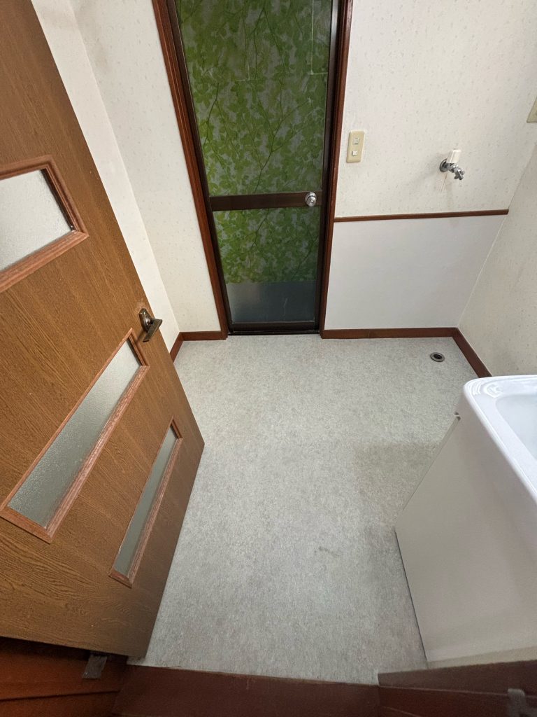 榛東村　脱衣室工事〈壁・床クッションフロア貼替〉