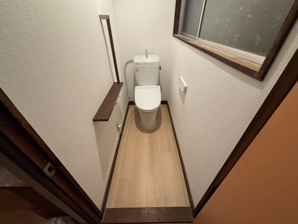 渋川市　１Ｆトイレ工事〈隅置きタンク→洋式トイレ〉