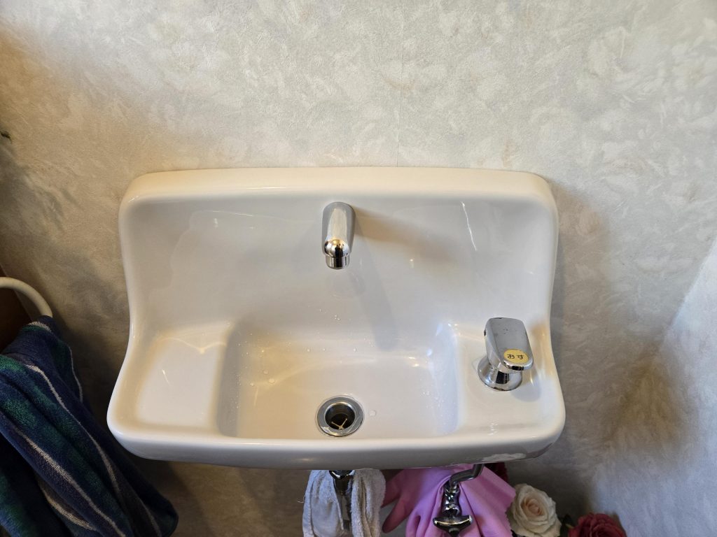 渋川市　トイレ手洗器コーティング工事