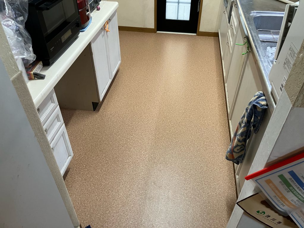 渋川市　キッチン床クッションフロア上貼り工事