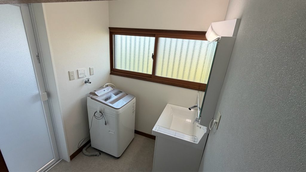 渋川市　脱衣室工事〈LIXIL　洗面台　ピアラ三面鏡　W750　オールスライド〉