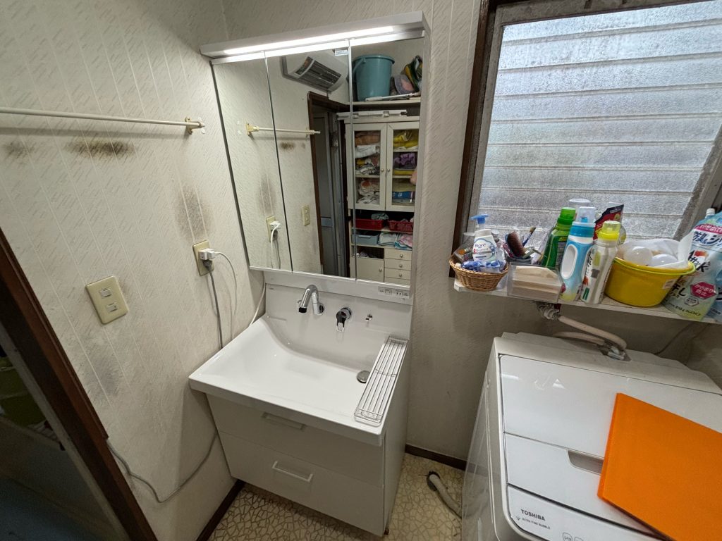 吉岡町　洗面台工事〈LIXIL　ピアラ　三面鏡〉