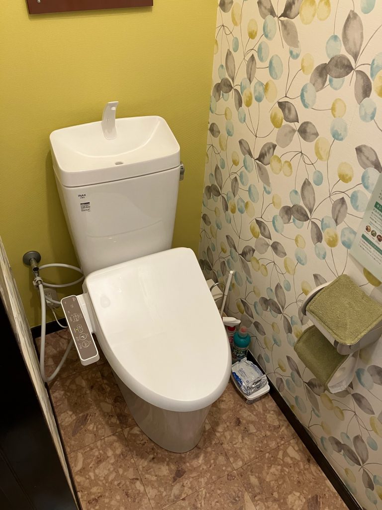 前橋市　店舗トイレ工事〈LIXIL　アメージュZ+シャワートイレD　ピュアホワイト〉