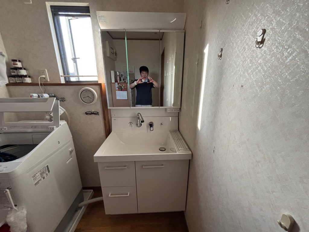 渋川市　洗面台工事〈LIXIL　洗面台　ピアラ　W750　三面鏡(全収納)引出タイプ〉