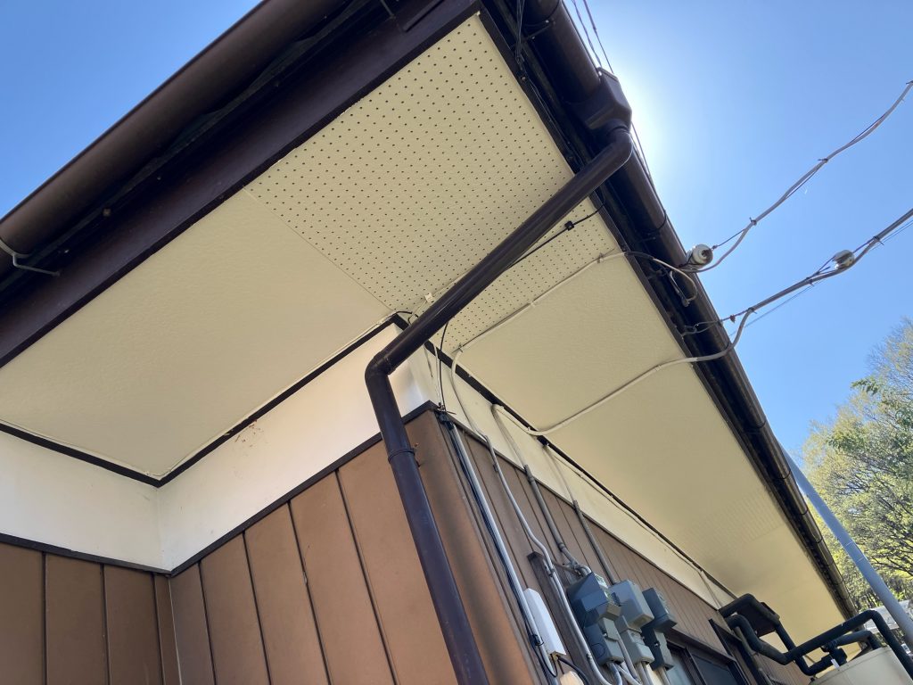 渋川市　軒天上貼り工事〈エヌビーエル　エンボスカラーリップル〉