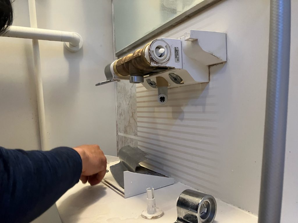 渋川市　浴室シャワー水栓漏水工事〈カートリッジ交換〉