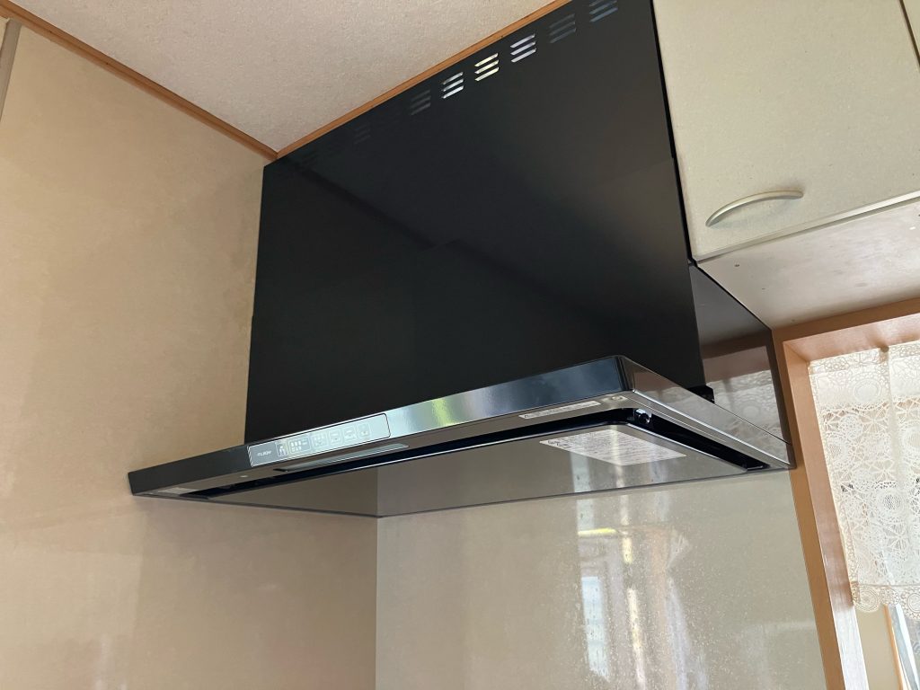 渋川市　レンジフード工事〈リンナイ　レンジフード　ノンフィルタースリム型　TLR-3S-AP902BK〉