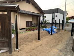 前橋市　玄関廻りフェンス新設工事〈YKKap　ルシアスフェンスYL1F型〉