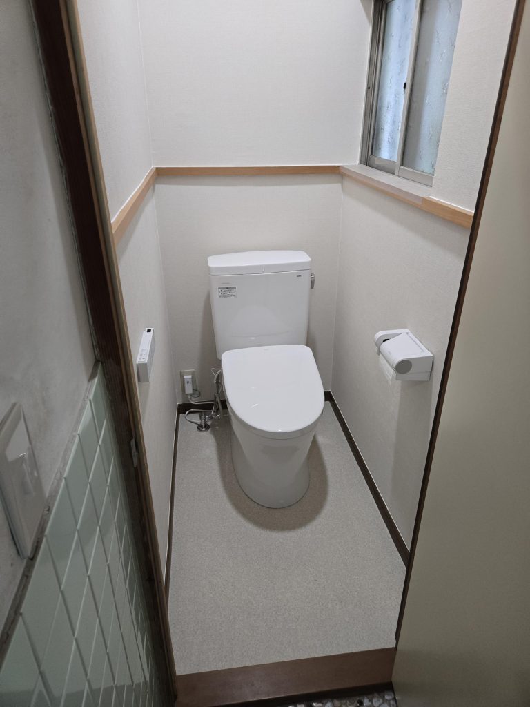 渋川市　トイレ工事〈TOTO　ピュアレストQR＋アプリコットF1A　手洗いなし　ホワイト〉
