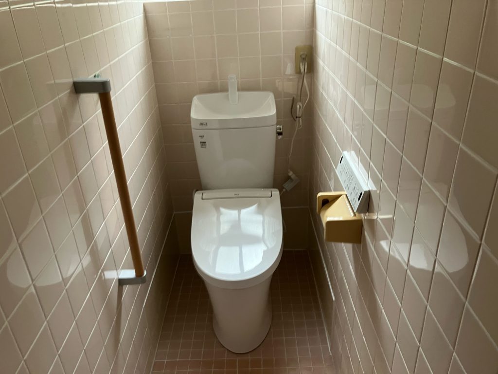 渋川市　トイレ工事(和式から様式に変更)　LIXIL　アメージュ+シャワートイレD　　